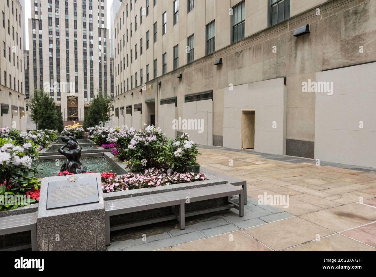 Il Rockefeller Center è desertato e salito a causa di rivolte, saccheggi e vandalismo nel giugno 2020, New York City, USA Foto Stock