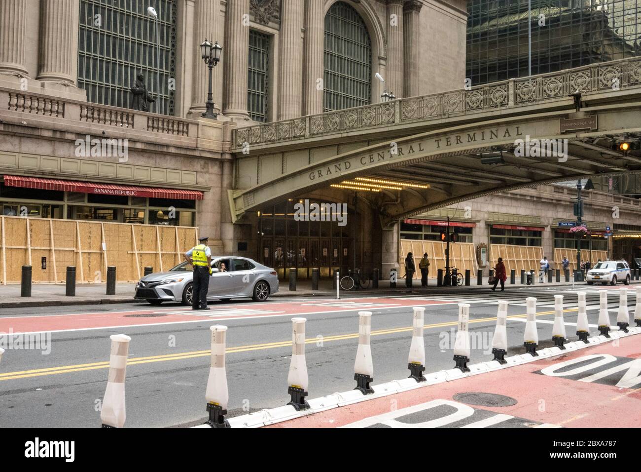 Le imprese di Midtown Manhattan sono tutte salite in risposta ai saccheggi, alle ribellazioni e ai vandalismi, il 2020 giugno, USA Foto Stock