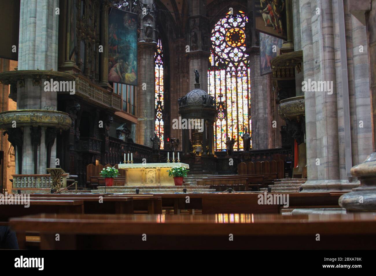 MILANO - 26 maggio 2013: Editoriale illustrativo - altare e vetrate all'interno del Duomo di Milano (Duomo di Milano) sul tetto, Lombardia, Ital Foto Stock