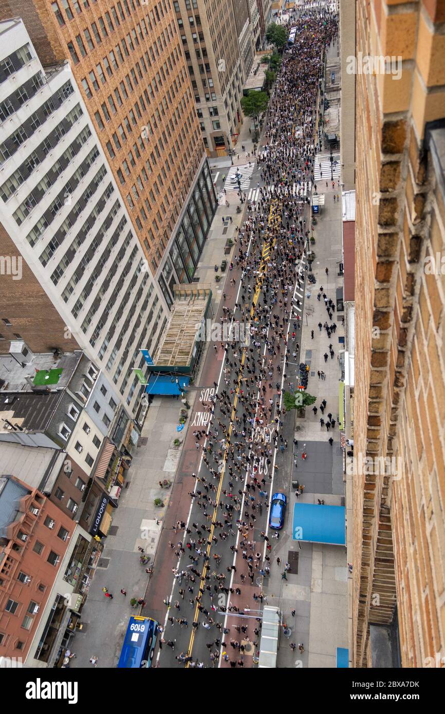 Migliaia di persone marciano a New York per protestare contro la morte di George Floyd, 5 giugno 2020, USA Foto Stock