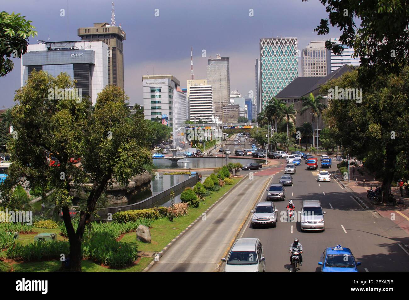 GIACARTA, INDONESIA - 30 maggio 2013: Jalan Medan Merdeka, nel centro di Giacarta in una giornata di sole. Nel centro del distretto finanziario, vicino a Foto Stock