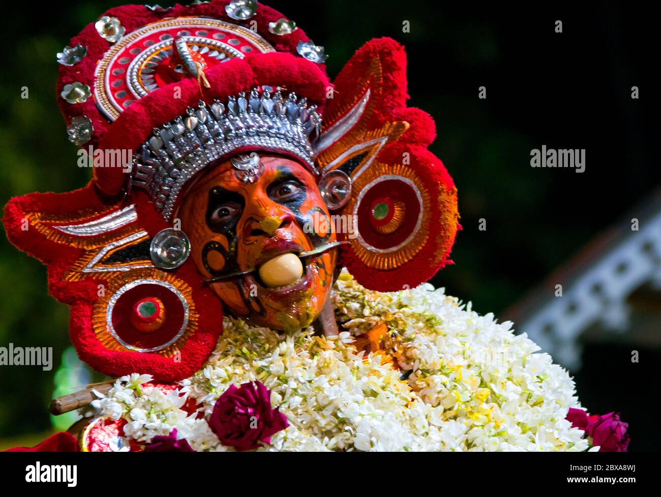 Nagakaali Theyyam | Ritual Art Form of Kerala, Thirra or Theyyam thira è una danza rituale eseguita in 'Kaavu' (boschetto)& templi del Kerala, India Foto Stock