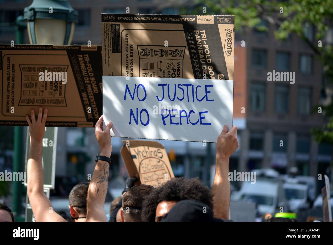 Protesta contro la brutalità della polizia dopo la morte di George Floyd da parte della polizia di Minneapolis a Lower Manhattan. Foto Stock