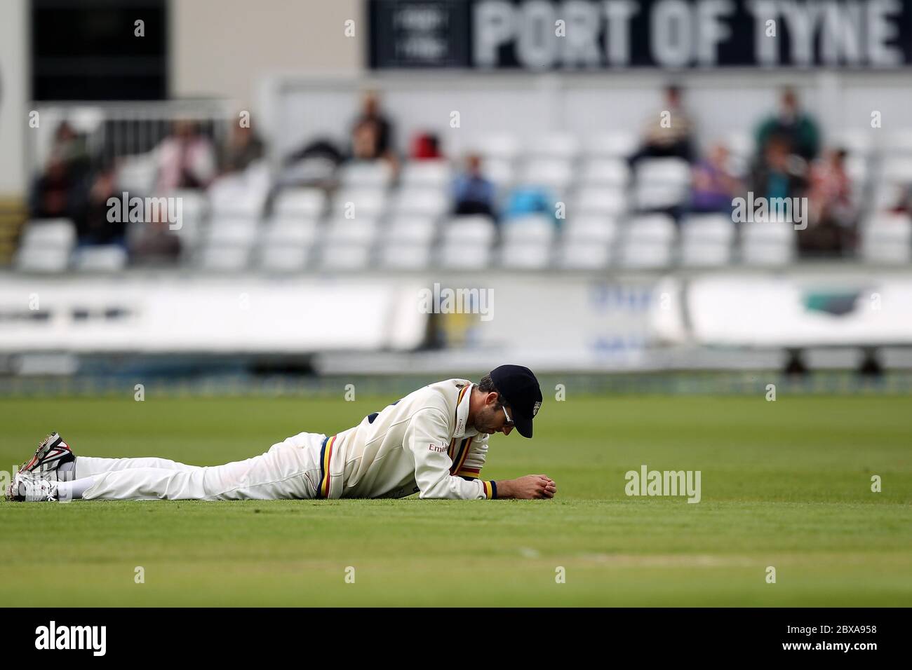 CHESTER LE STREET, INGHILTERRA - Graham Onions of Durham rues una occasione persa durante la partita del campionato della contea tra Durham e Yorkshire all'Emirates Riverside, Chester le Street, County Durham domenica 4 maggio 2014 (Credit: Mark Fletcher | MI News) Foto Stock