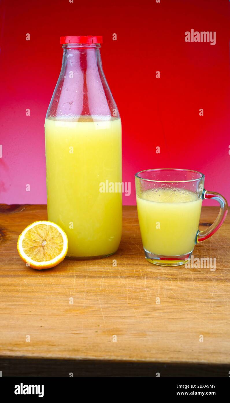 Succo di limone e lime biologico su sfondo di legno Foto Stock