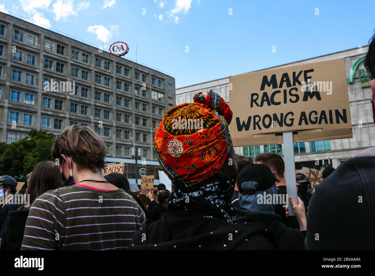 "Make razzismo torto di nuovo" segno di una protesta contro la questione Black Lives dopo la morte di George Floyd su Alexanderplatz Berlino, Germania. Foto Stock