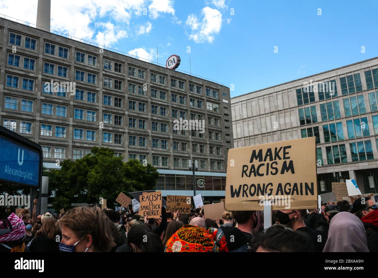 "Make razzismo torto di nuovo" segno di una protesta contro la questione Black Lives dopo la morte di George Floyd su Alexanderplatz Berlino, Germania. Foto Stock