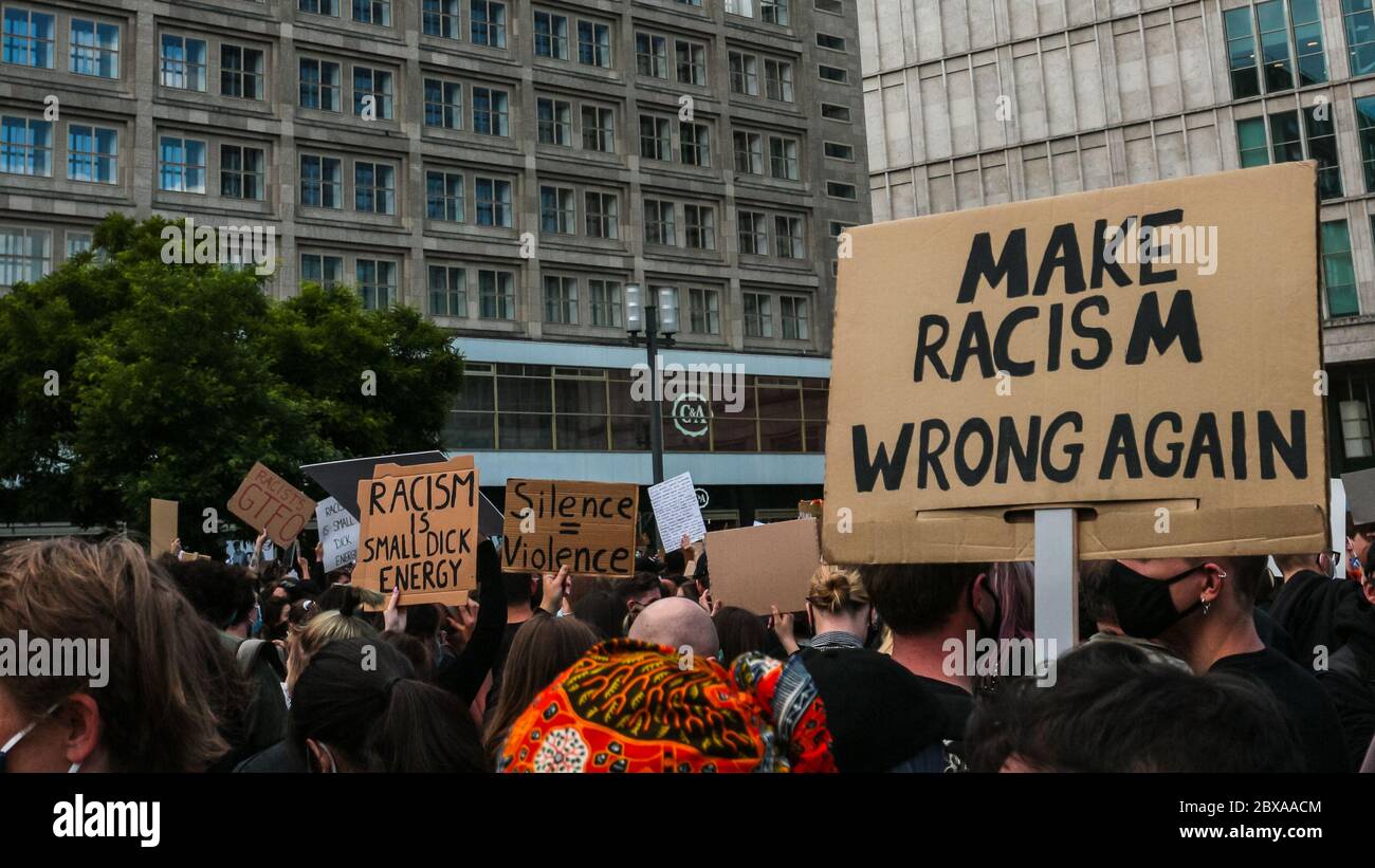 "Make razzismo torto di nuovo" segno di una protesta contro la questione Black Lives dopo la morte di George Floyd su Alexanderplatz Berlino, Germania. Foto Stock