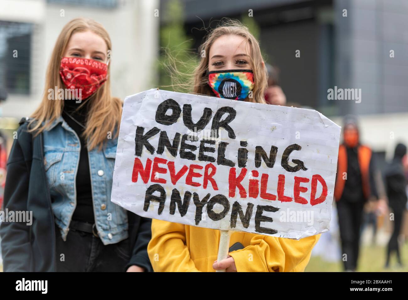 Il Forum, Southend on Sea, Essex, Regno Unito. 6 Giu 2020. I manifestanti si sono riuniti fuori dal Forum University Facility di Southend on Sea, manifestando contro la morte di George Floyd per mano della polizia negli Stati Uniti, e il razzismo in generale. I manifestanti sono rimasti socialmente distanziati e indossavano maschere. Hanno effettuato un ‘inginocchiamento’ per nove minuti Foto Stock