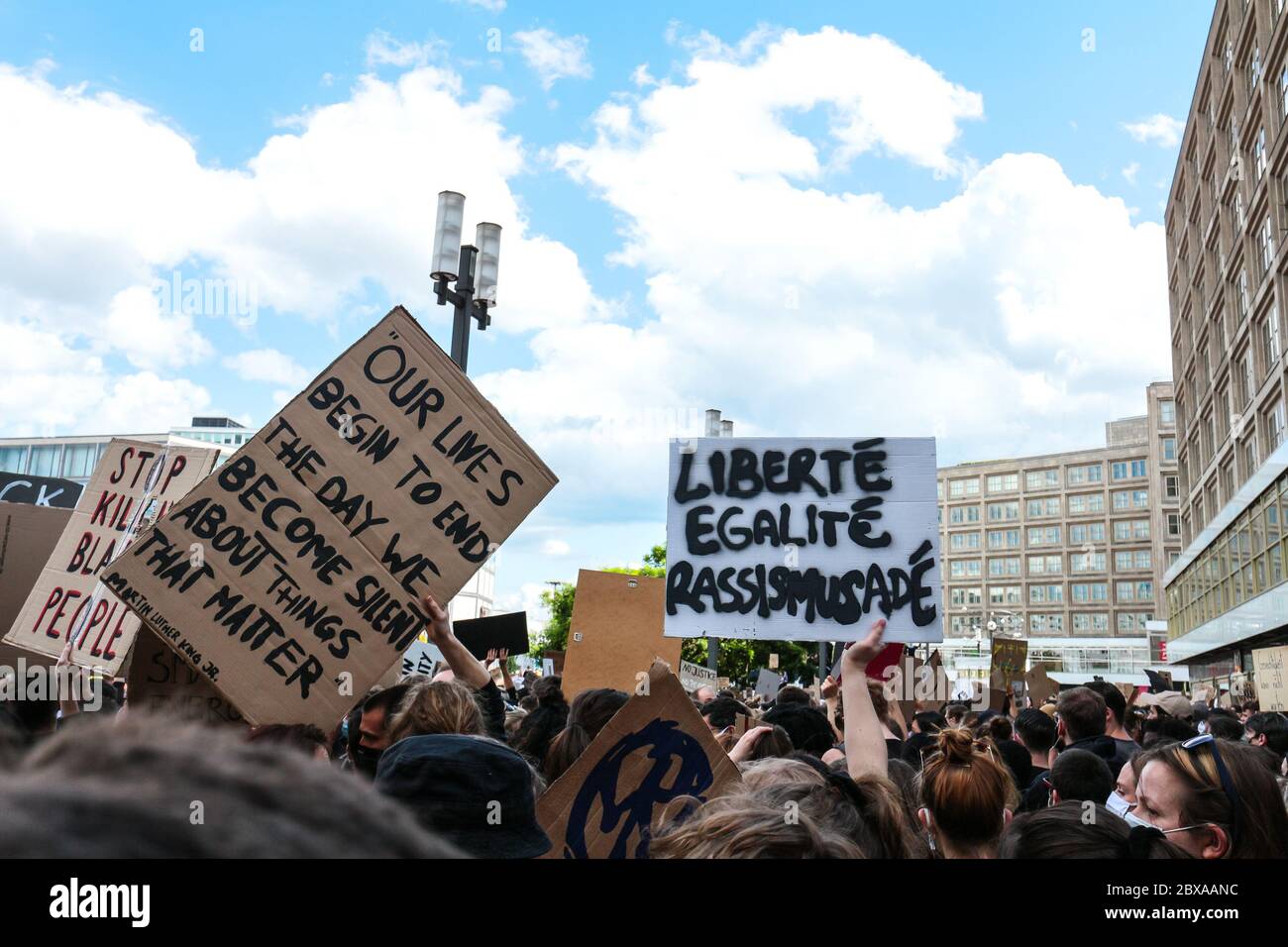 Il segno "Liberté egalité rassismusadé" (liberta', uguaglianza e razzismo tedesco addio) a una protesta contro la questione Black Lives ad Alexanderplatz. Foto Stock