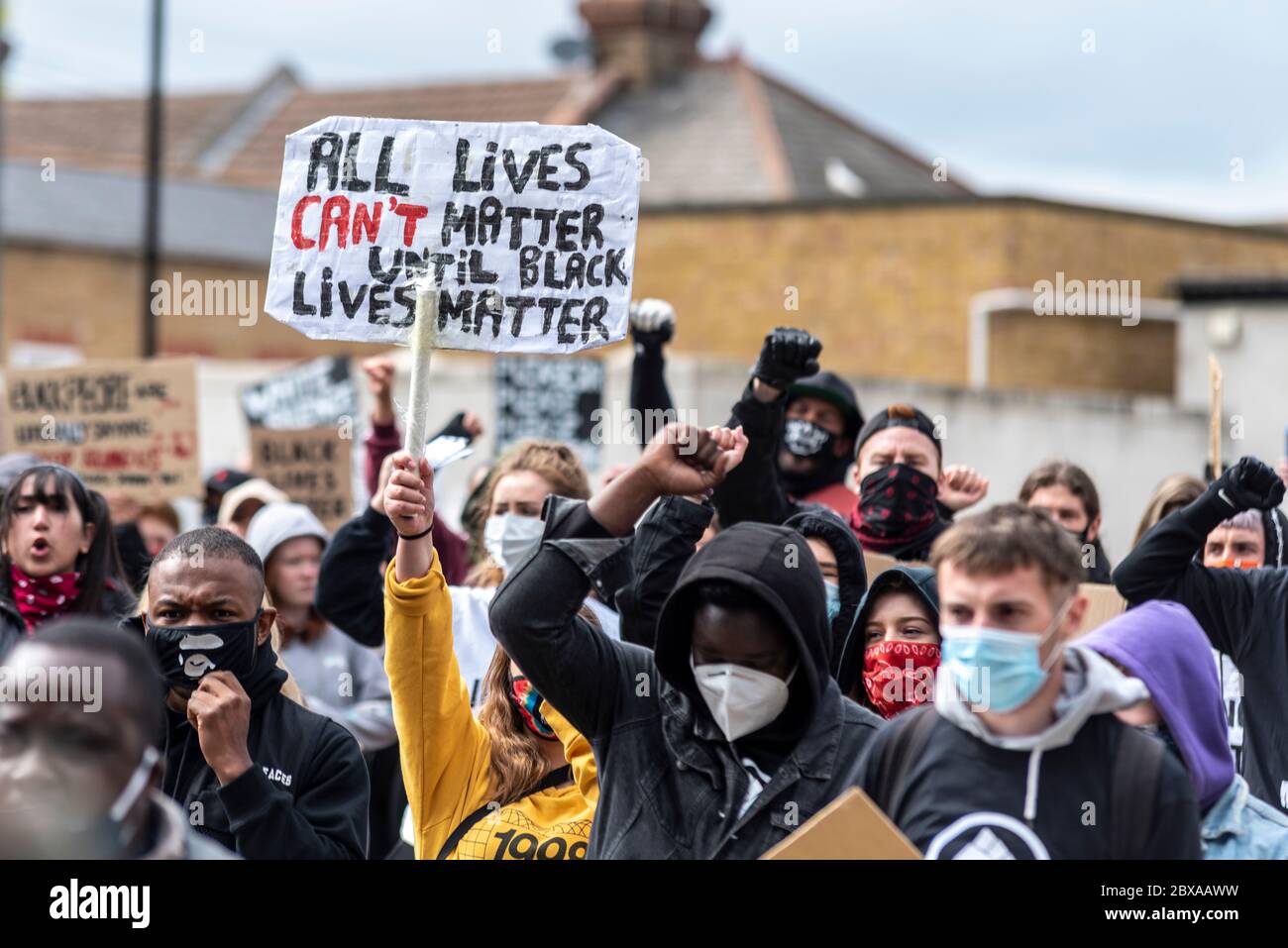 Il Forum, Southend on Sea, Essex, Regno Unito. 6 Giu 2020. I manifestanti si sono riuniti fuori dal Forum University Facility di Southend on Sea, manifestando contro la morte di George Floyd per mano della polizia negli Stati Uniti, e il razzismo in generale. I manifestanti sono rimasti socialmente distanziati e indossavano maschere. Hanno effettuato un ‘inginocchiamento’ per nove minuti Foto Stock