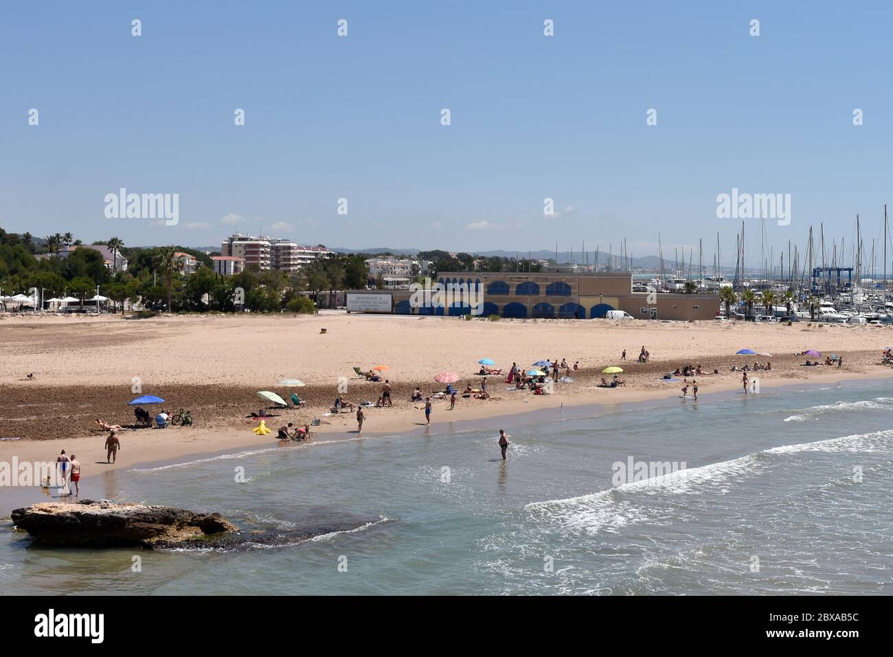 Vendrell, Tarragona, Spagna. 10 Apr 2020. La gente si gode la spiaggia Roc de Sant Gaieta a Roda de BÃ¨ra, Tarragona, Spagna durante la seconda fase della fine del confinamento verso la Nuova normalità.6 giugno 2020 Tarragona Spagna Tarragona entra lunedì 8 giugno nella terza fase della fine del confinamento a causa della crisi sanitaria del Covid 19. Questo fine settimana la gente è stata vista godendo le giornate di spiaggia nelle diverse città costiere di Tarragona Spagna Credit: Ramon Costa/SOPA Images/ZUMA Wire/Alamy Live News Foto Stock