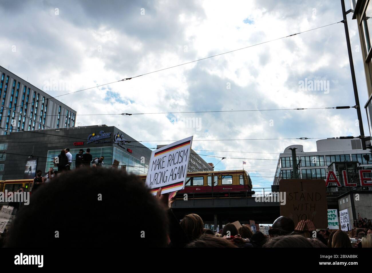 "Make razzismo torto di nuovo" segno di una protesta contro la questione Black Lives dopo la morte di George Floyd su Alexanderplatz Berlino, Germania. Foto Stock