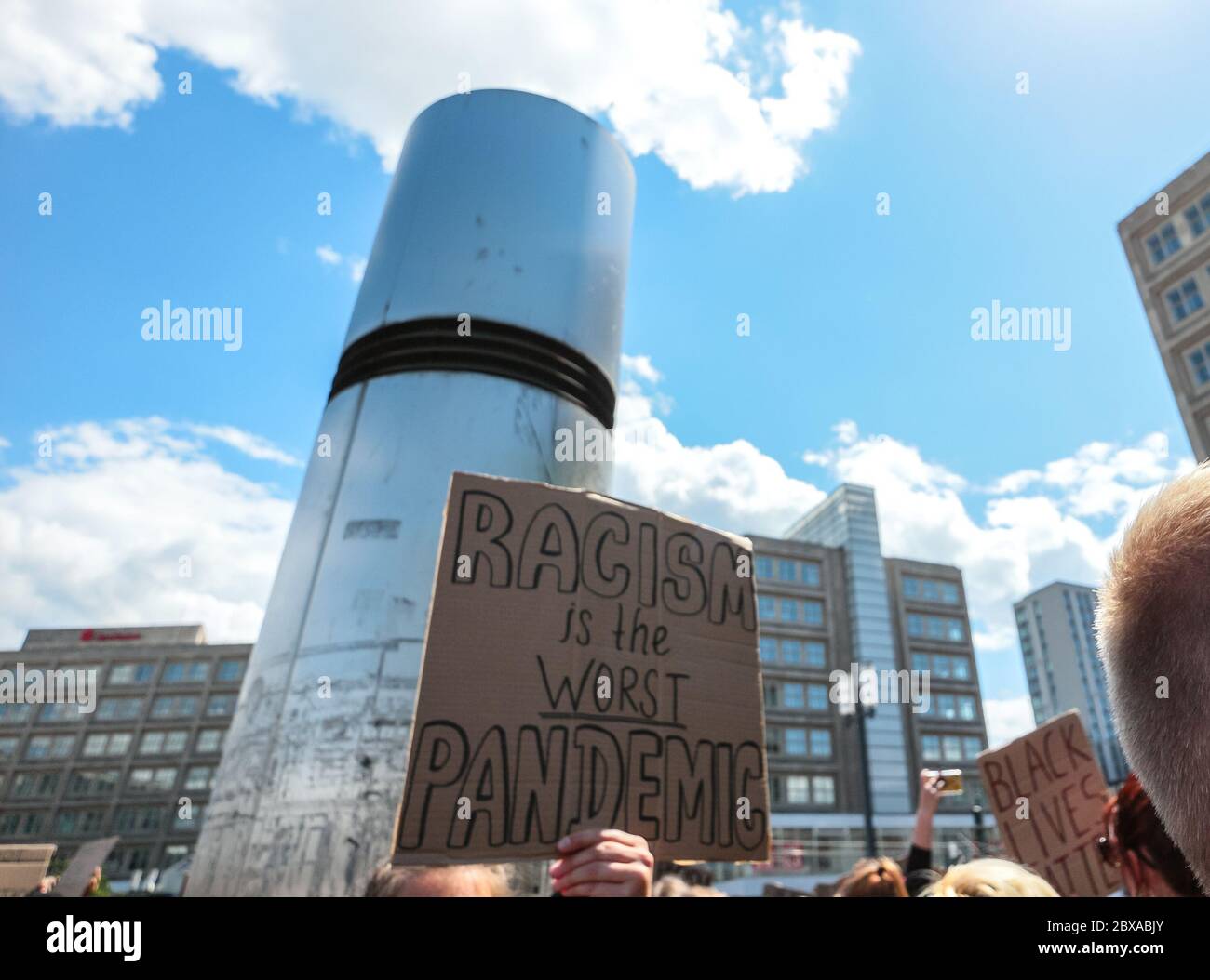 Il razzismo è il segnale della peggiore pandemia di una protesta contro la questione Black Lives dopo la morte di George Floyd ad Alexanderplatz Berlino, Germania. Foto Stock