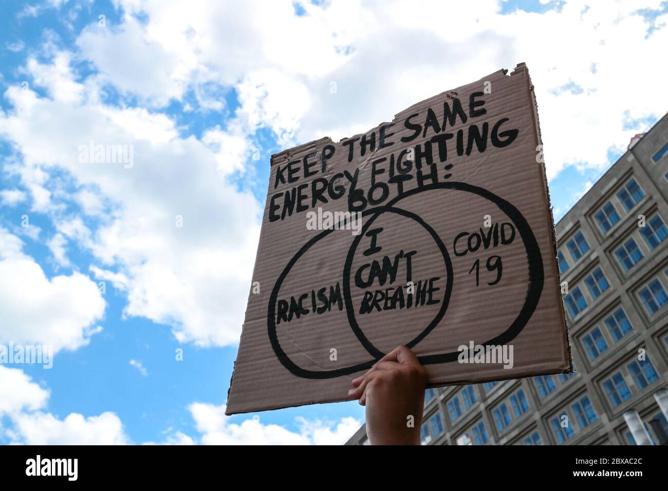 Il segno di protesta dice l'intersezione 'razzismo - non posso respirare - covid 19' ad una protesta di materia di Black Lives Alexanderplatz Berlin, Germania. Foto Stock