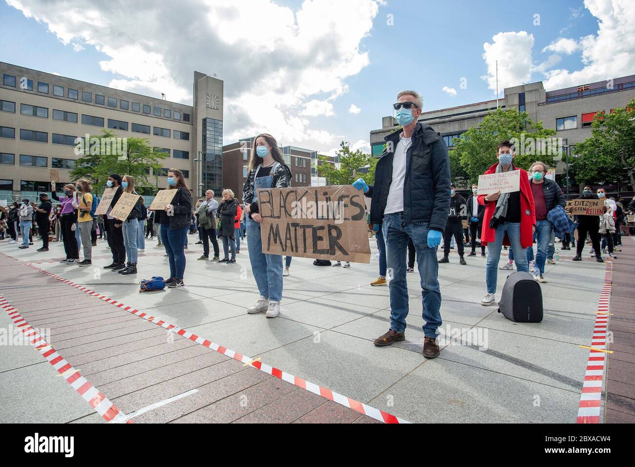 Eindhoven, Paesi Bassi. 06 giugno 2020. EINDHOVEN, 06-06-2020, Stadhuisplein Eindhoven, Black vive la protesta della materia a Eindhoven. Si protestano contro il razzismo istituzionale negli Stati Uniti e nell'Unione europea. Credit: Pro Shots/Alamy Live News Foto Stock