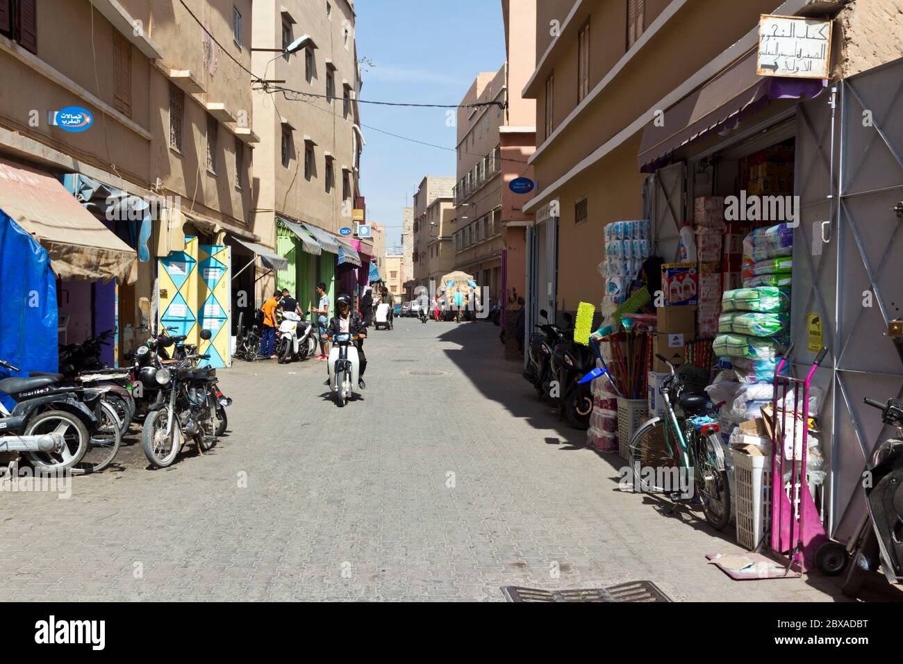 Shopping nella medina di Taroudant, Marocco Foto Stock