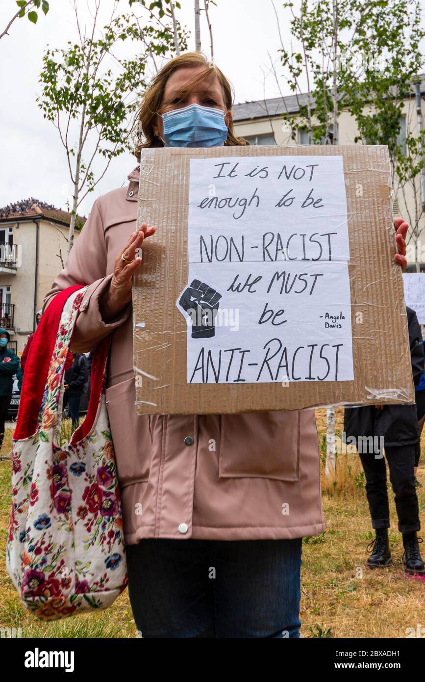 Il Forum, Southend on Sea, Essex, Regno Unito. 6 Giu 2020. I manifestanti si sono riuniti fuori dal Forum University Facility di Southend on Sea, manifestando contro la morte di George Floyd per mano della polizia negli Stati Uniti, e il razzismo in generale. I manifestanti sono rimasti socialmente distanziati e indossavano maschere. Hanno effettuato un ‘inginocchiamento’ per nove minuti Foto Stock