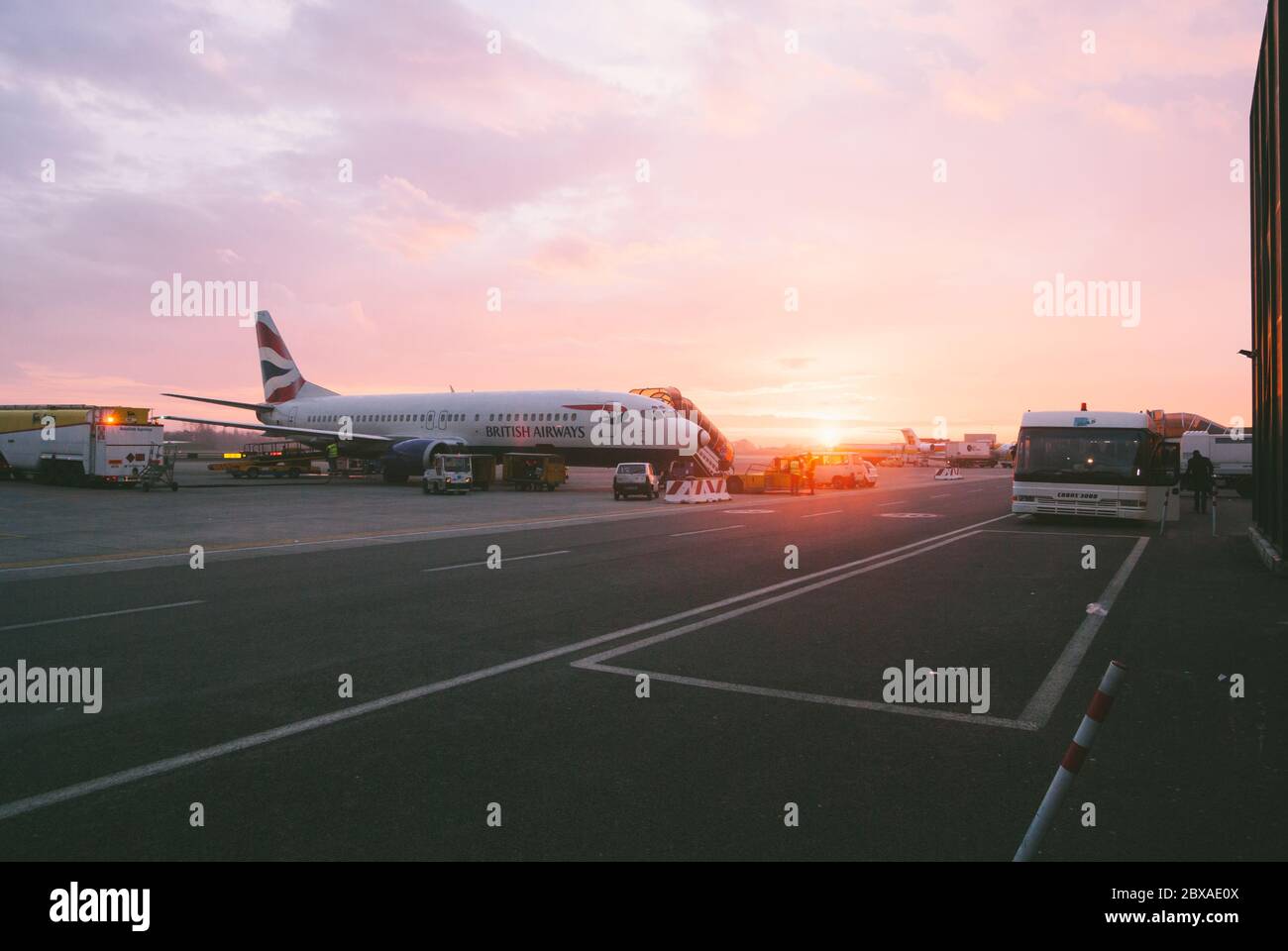 BARCELLONA,SPAGNA-MARZO,3,2008: l'aereo britannico è pronto per decolorare nell'aeroporto di barcellona Foto Stock