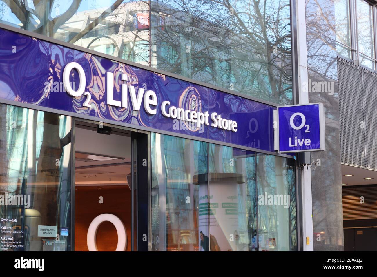 Berlino, Germania - 02 febbraio 2020: O2 Live Concept Store. O2 è una società europea di telecomunicazioni, specializzata nella telefonia mobile di proprietà di Tele Foto Stock