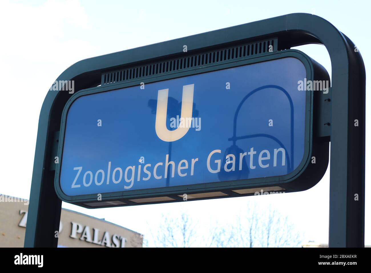 Berlino, Germania - 12 febbraio 2020: Ingresso alla stazione della metropolitana Zoologischer Garten di Berlino Foto Stock