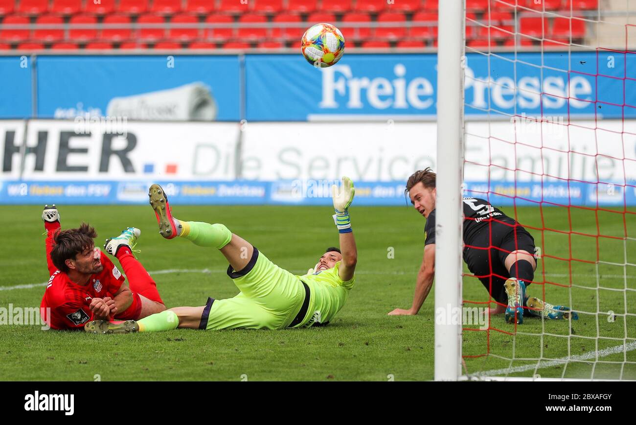 Zwickau, Germania. 06 giugno 2020. Calcio, 3° campionato, 30° incontro, FSV Zwickau - Hallescher FC, GGZ-Arena: Il portiere di Halles Kai Eisele può solo guardare il 3:0. A destra Halles Jannes Vollert, a sinistra Zwickaus Ronny König. Credit: Jan Woitas/dpa-Zentralbild/dpa - NOTA IMPORTANTE: In conformità con le norme del DFL Deutsche Fußball Liga e del DFB Deutscher Fußball-Bund, è vietato sfruttare o sfruttare nello stadio e/o nel gioco le fotografie scattate sotto forma di sequenze di immagini e/o serie di foto di tipo video./dpa/Alamy Live News Foto Stock