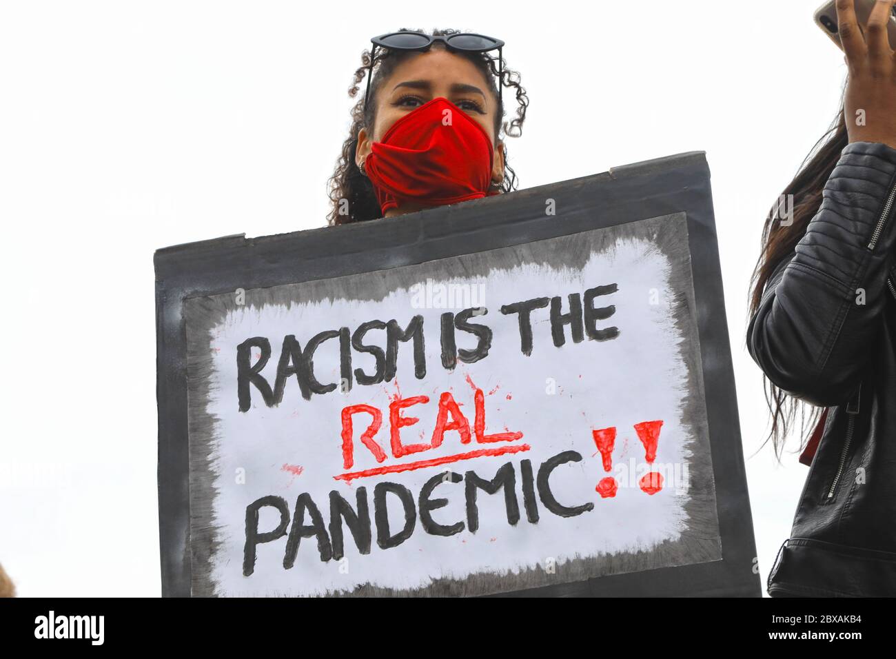 Central London, London, UK, 6 giugno 2020: Migliaia di giovani scesi per le strade del centro di Londra in una protesta pacifica, decisa e vocale, appassionata, in omaggio e solidarietà con l'assassinio di George Floyd. Credit Natasha Quarmby/ALAMY Live News Foto Stock