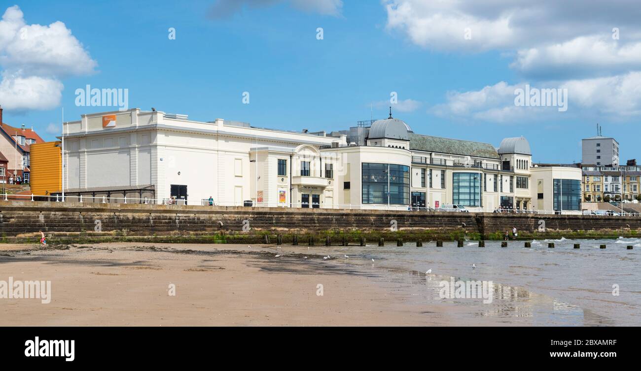 Il teatro e il luogo per eventi Bridlington Spa si trova accanto alla spiaggia sud di Bridlington, East Yorkshire Foto Stock Il teatro e il luogo per eventi Bridlington Spa si trova accanto alla spiaggia sud di Bridlington, East Yorkshire Foto Stock