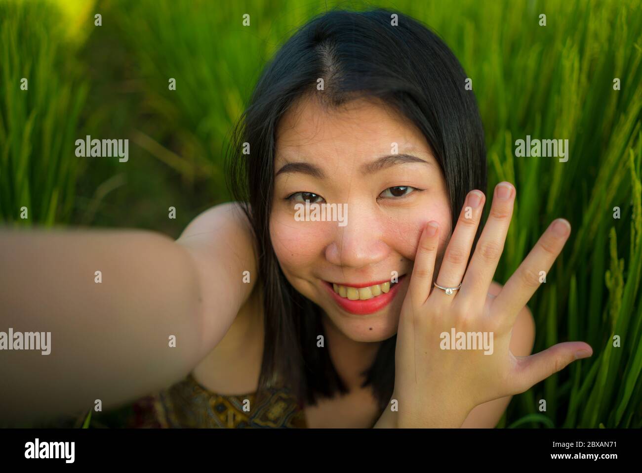 Weekdays reign Inspiration Giovane felice e bella donna asiatica scattando foto selfie all'aperto  mostrando orgoglioso il suo anello di fidanzamento. Allegra ragazza cinese  come fidanzata prendendo porto di sé Foto stock - Alamy