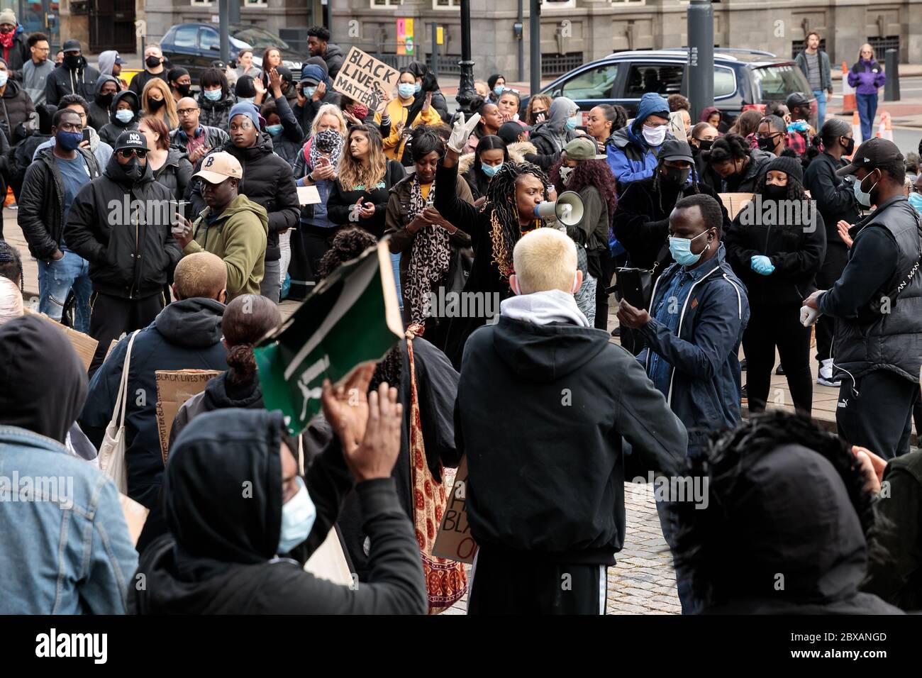 Sabato 6 giugno 2020, Leeds, West Yorkshire, Inghilterra. Centinaia di persone si riuniscono fuori dal municipio della città per protestare contro il razzismo e la violenza nei confronti di persone ZOPPICANTI, dopo la morte di George Floyd negli Stati Uniti. ©Ian Wray/Alamy Foto Stock