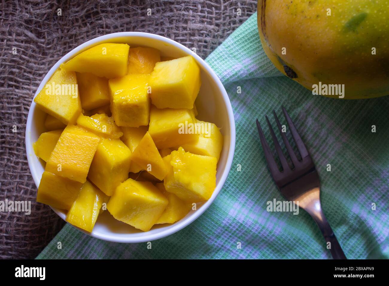 Imam Pasad mango (considerato re dei mango) tagliato a forma di cubo. Gustosi mango di Himam Pasand affettati. Foto Stock