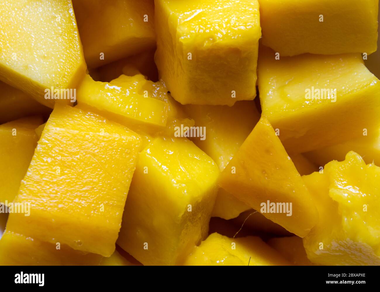 Imam Pasad mango (considerato re dei mango) tagliato a forma di cubo. Gustosi mango di Himam Pasand affettati. Foto Stock