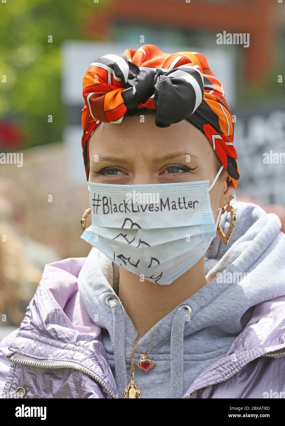 Manchester, Regno Unito. 6 Giugno 2020. Migliaia di manifestanti scendono in piazza in solidarietà con il movimento 'Black Lives Matter' dopo la morte di George Floyd in America. I manifestanti hanno sfidato le regole del governo sulle restrizioni di gruppi di non più di sei persone da aggregare. La maggior parte dei manifestanti indossava maschere che si svolgono durante la pandemia di covidio. REGNO UNITO. Credit: Barbara Cook/Alamy Live News Foto Stock