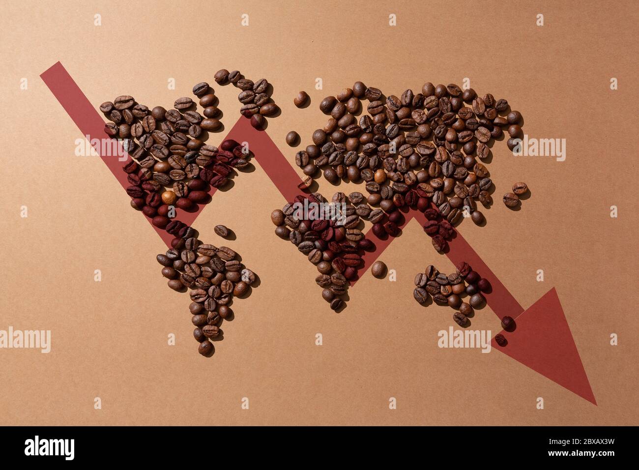 Valore del caffè nei mercati worldwide.World mappa fatta con caffè in grani su sfondo marrone Foto Stock