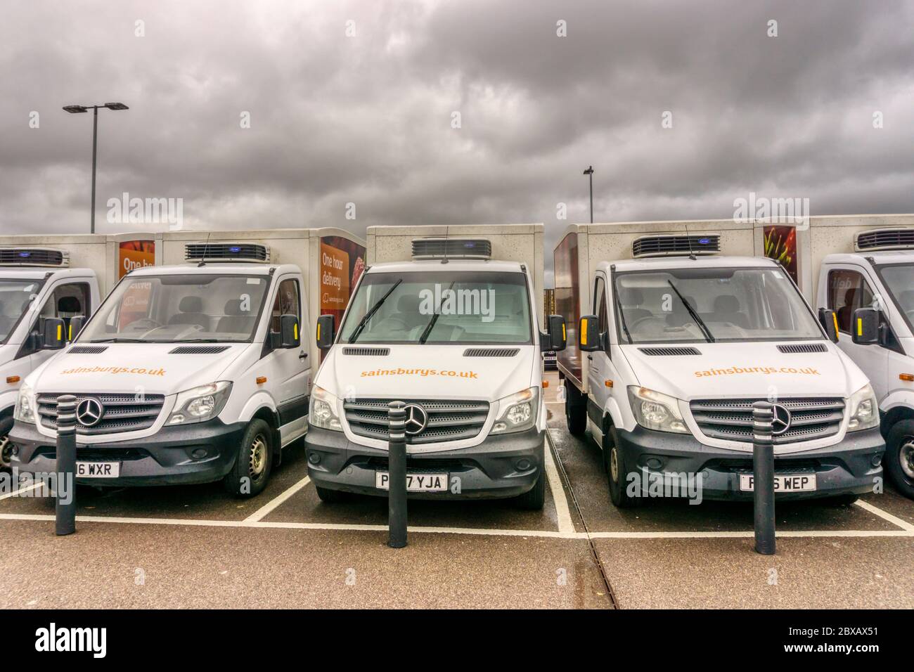 I furgoni di consegna di Sainsbury si sono allineati fuori dal supermercato a King's Lynn, Norfolk. Foto Stock