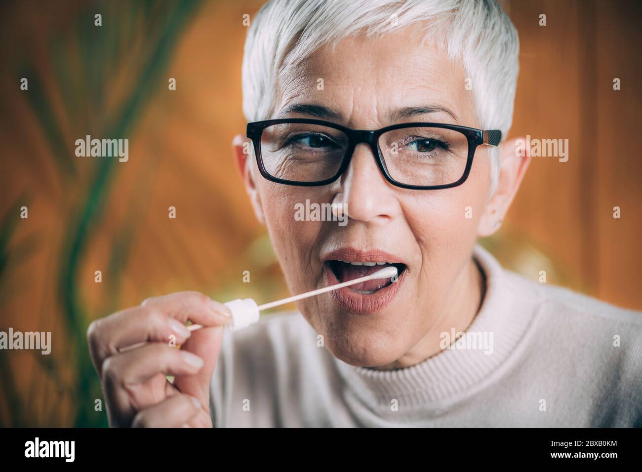 Analisi del DNA con campione di saliva Foto Stock