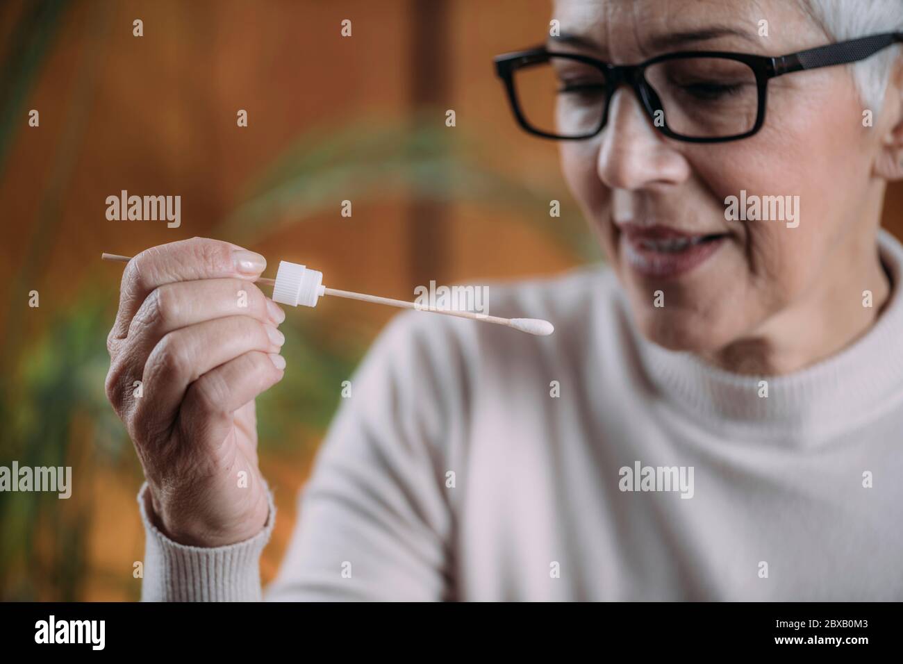 Analisi del DNA con campione di saliva Foto Stock