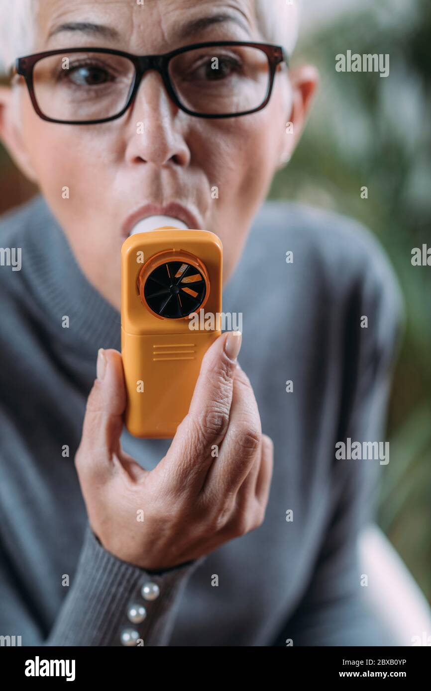 Monitoraggio delle malattie respiratorie con spirometro digitale Foto Stock