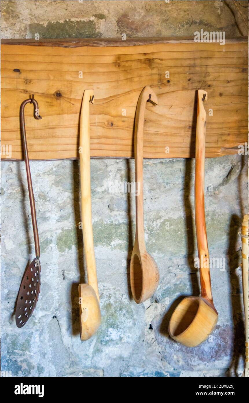 cucina antica, utensili da cucina e medicina medievale attrezzi  tradizionali della cucina antica, cucina in campagna con piatti, metallo,  vassoi, i Foto stock - Alamy