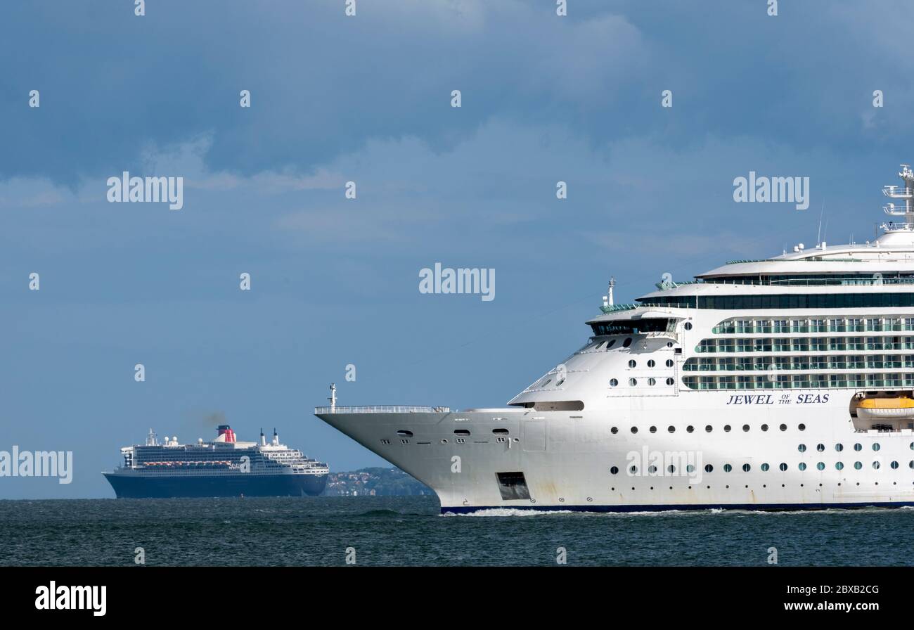 GTS Jewel of the Seas una nave da crociera di classe Radiance che si dirige verso il porto di Southampton durante la pandemia di Coronavirus , il Solent, Inghilterra, Regno Unito Foto Stock