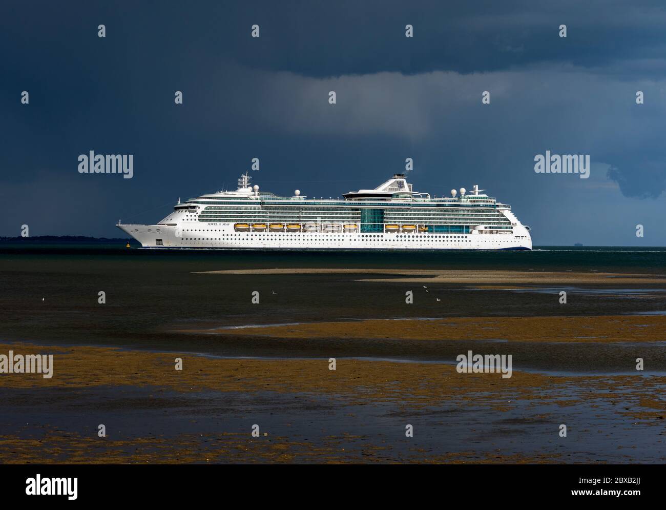 GTS Jewel of the Seas una nave da crociera di classe Radiance che si dirige verso il porto di Southampton durante la pandemia di Coronavirus , il Solent, Inghilterra, Regno Unito Foto Stock