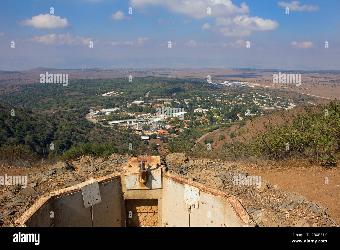 Fortificazioni strategiche nelle alture del Golan. Uno sguardo verso la Siria dalle alture del Golan d'Israele Foto Stock