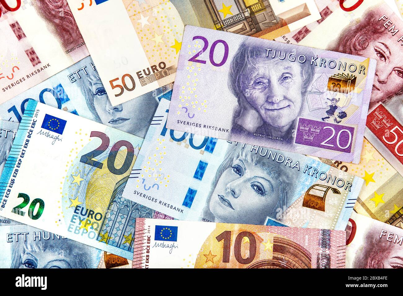 Banconote in corone svedesi SEK e euro EUR sparse Foto Stock