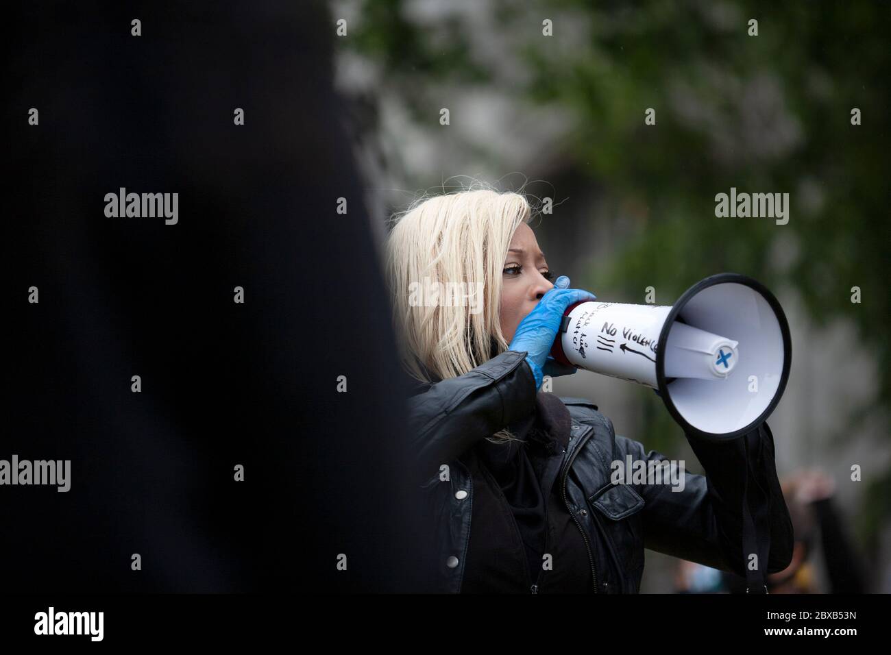 L'attrice Imarn Ayton, parlando di usare un tannoy, altoparlante alla protesta di Black Lives Matter UK in Piazza del Parlamento. Londra Inghilterra Regno Unito Foto Stock