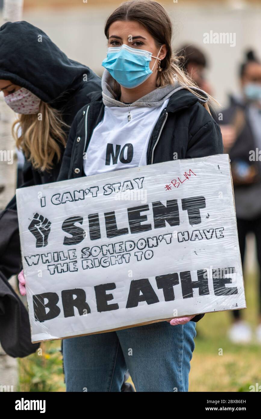La manifestazione di protesta contro il razzismo a Southend on Sea, Essex, Regno Unito. Femmina caucasica bianca con placarda. Non posso rimanere in silenzio, respiro Foto Stock