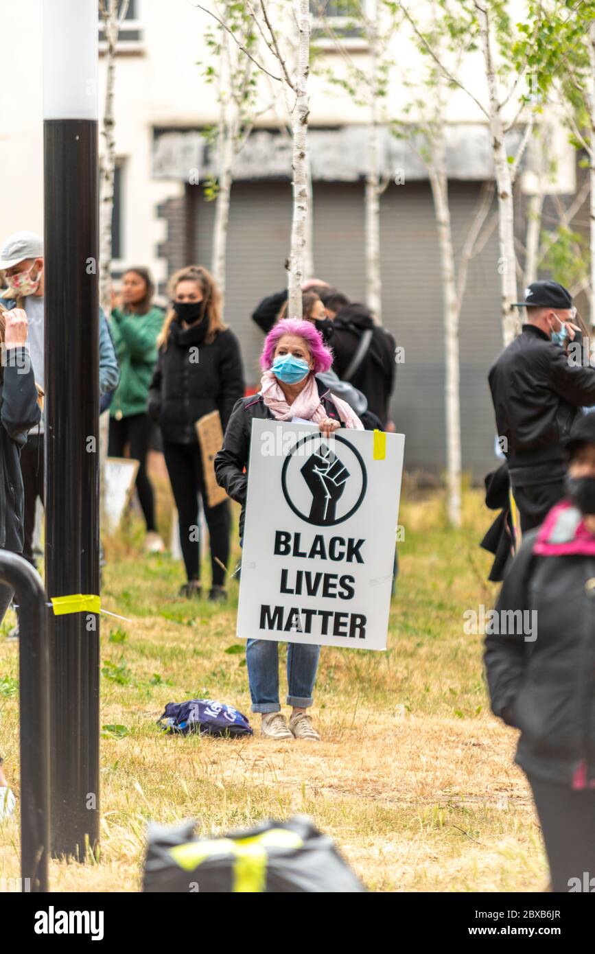 La manifestazione di protesta contro il razzismo a Southend on Sea, Essex, Regno Unito. Lone femmina caucasica bianca con placard Black Lives Matter. Da solo Foto Stock