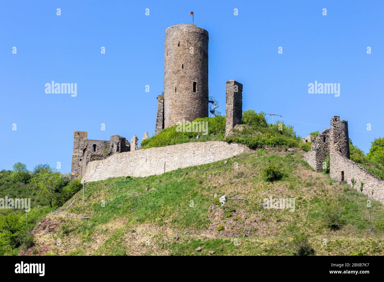 Vista al castello di rovine Monreal o Philippsburg a Monreal, Eifel, Germania Foto Stock