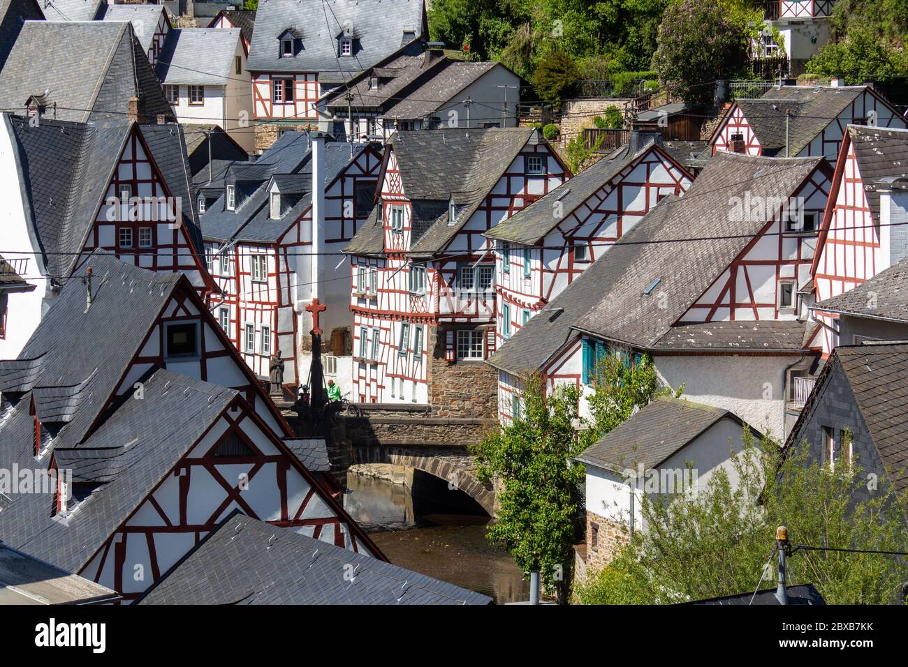 Vista panoramica su case a graticcio nel villaggio di Monreal, Eifel, Germania Foto Stock