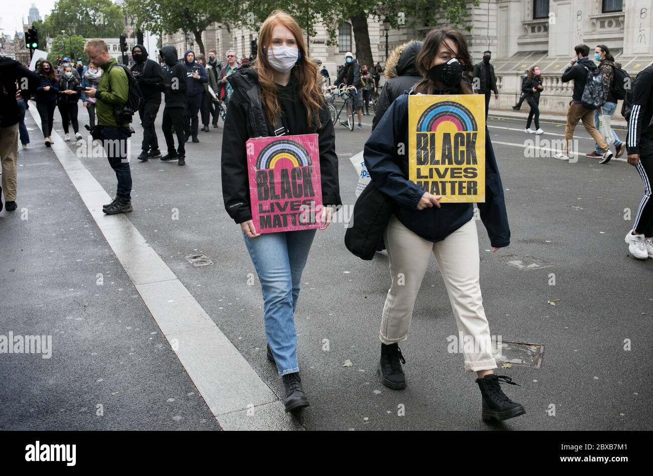Due manifestanti bianchi tengono cartelli in solidarietà con il movimento Black Lives Matter durante il raduno contro il razzismo tenutosi nel centro di Londra, Regno Unito. Foto Stock