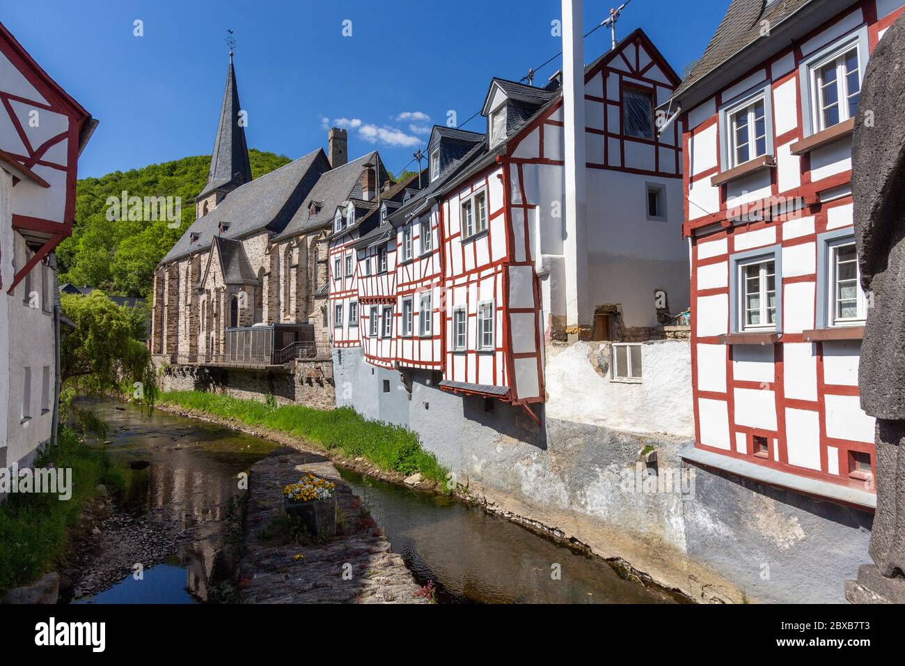 Fiume elz con il vecchio ponte e case a graticcio a Monreal, Germania Foto Stock